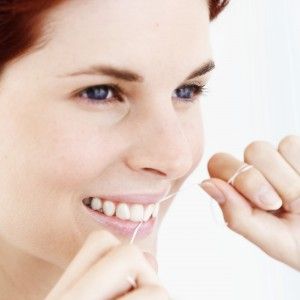 [company_name_branding] mujer utilizando hilo dental