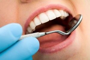 [company_name_branding] dentista realizando una revisión