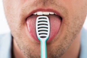 [company_name_branding] persona con un cepillo en la lengua
