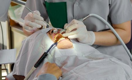 [company_name_branding] dentista realizando un procedimiento