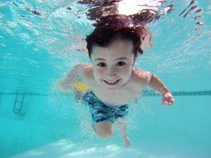 [company_name_branding] niño nadando