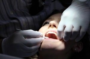 [company_name_branding] persona en procedimiento dental