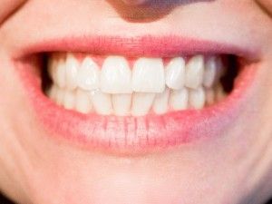 [company_name_branding] persona mostrando los dientes