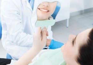 [company_name_branding] persona mirándose los dientes