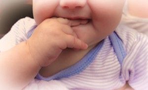 [company_name_branding] bebé con los dedos en la boca