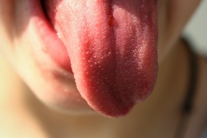 [company_name_branding] persona con la lengua afuera
