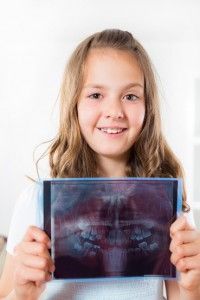 [company_name_branding] niña sosteniendo una radiografía 