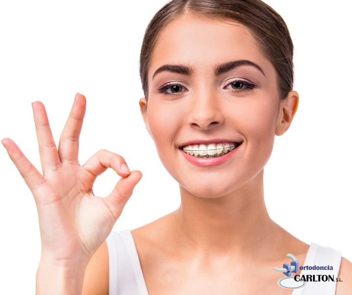 [company_name_branding] mujer con ortodoncia