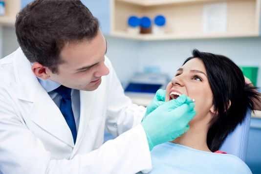 [company_name_branding] dentista revisando cavidad oral
